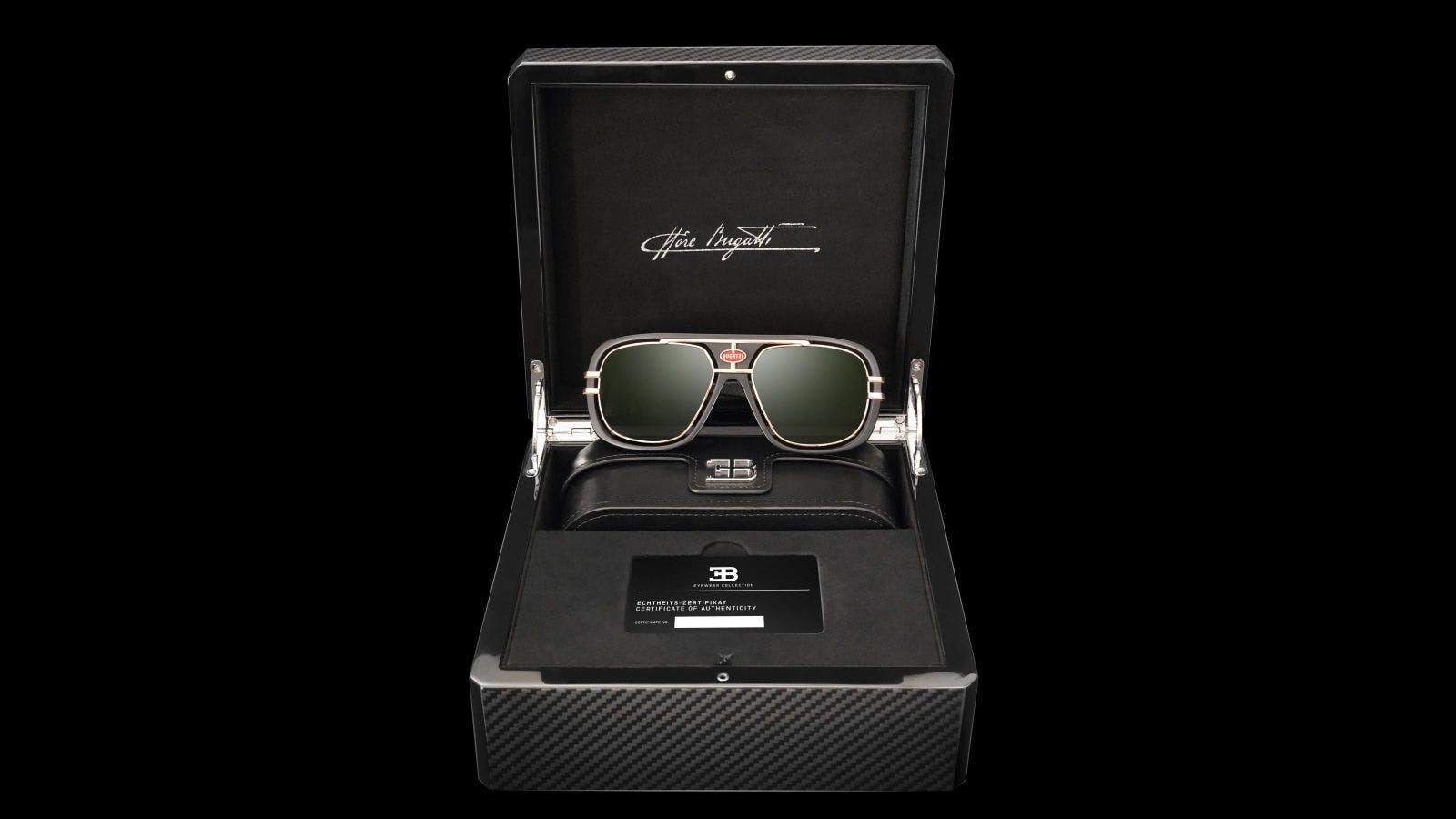 Bugatti Eyewear Collection One Hyperluxury Schatulle, lackierte Carbonfaser-Box mit schwarzem Wildleder-Interieur und silbernen Beschlägen.
