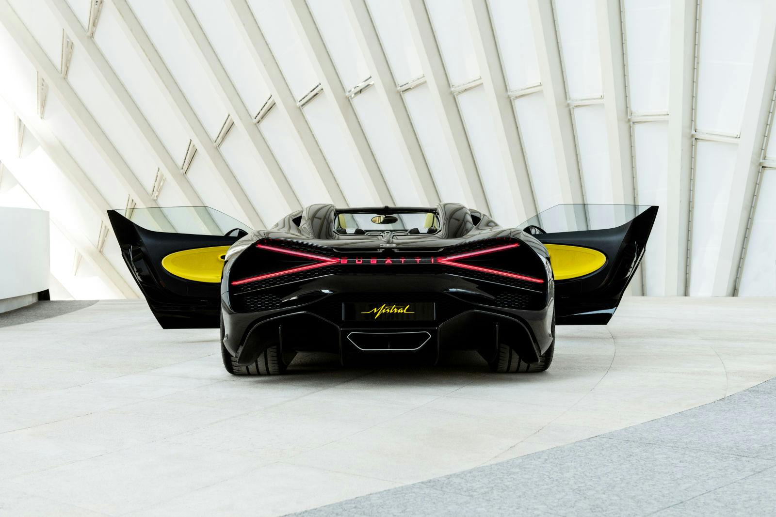 Pour sa tournée en Arabie saoudite, le premier arrêt de la Bugatti W16 Mistral a été le quartier financier du roi Abdallah.