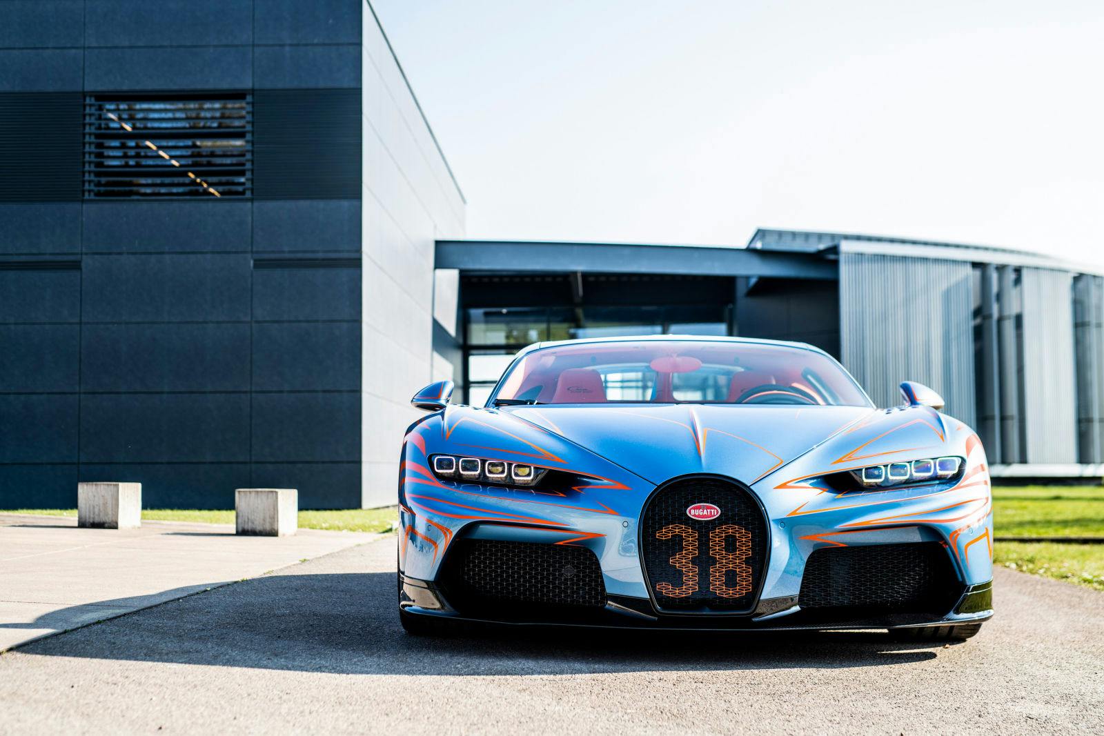 Cet exemplaire personnalisé, dotée d'une peinture « Vagues de Lumière » sur mesure, est le fruit d'une étroite collaboration entre son nouveau propriétaire et l'équipe Sur Mesure de Bugatti, et l'une des premières Chiron Super Sport livrées.