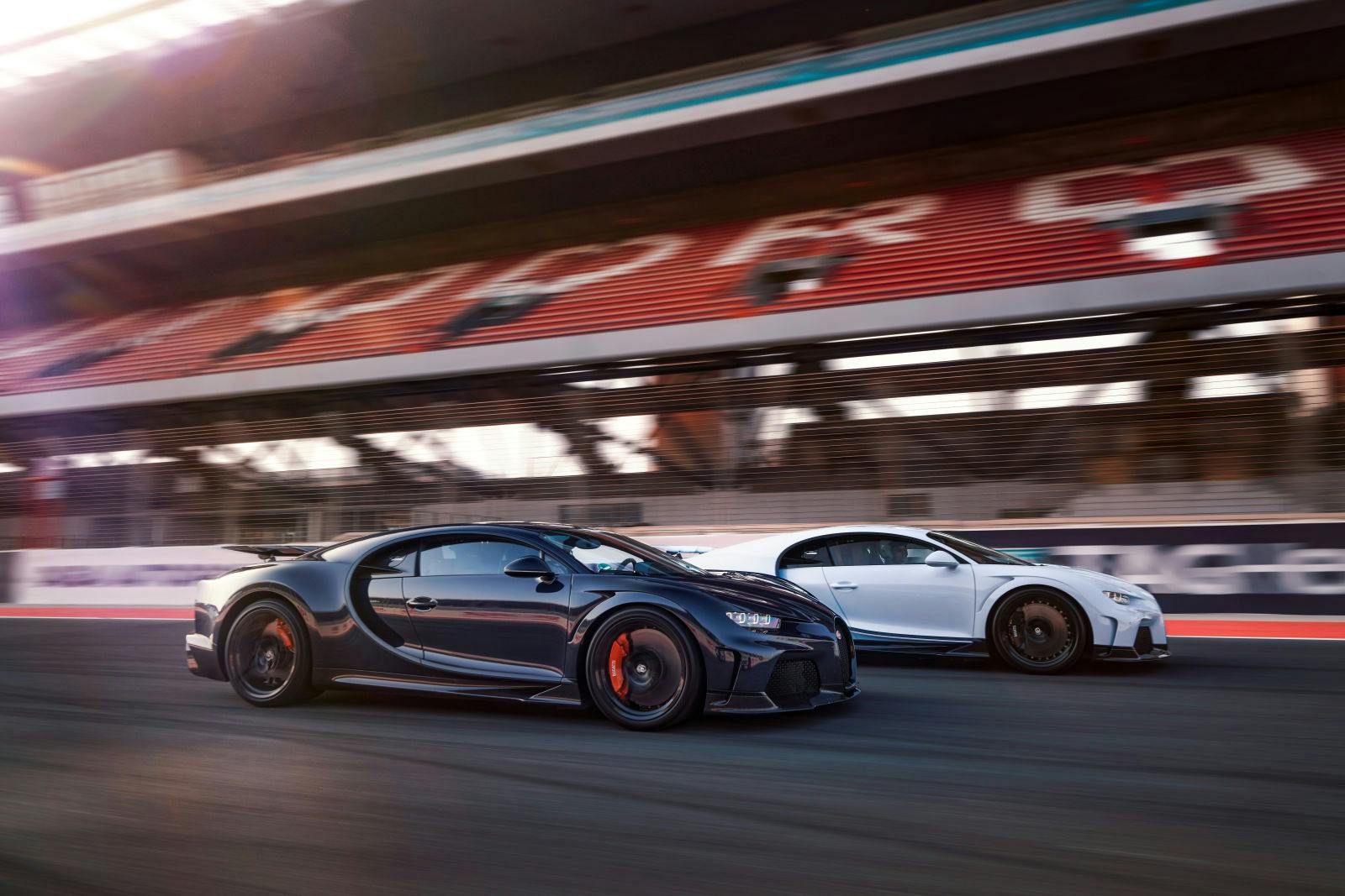 Das Bugatti Leistungsspektrum: Der Chiron Pur Sport und der Chiron Super Sport auf dem Autodrome Dubai.