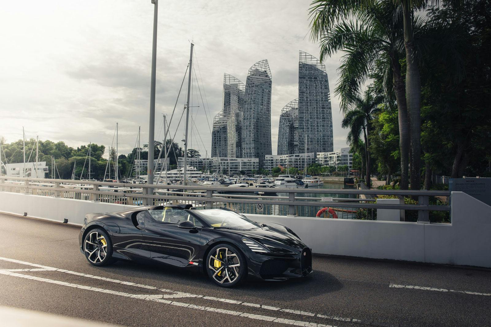 La Bugatti W16 Mistral a fait escale à Keppel Island lors de son passage à Singapour.