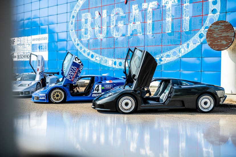 Insgesamt zwölf EB110 versammelten sich in der Fabbrica Blu" in Campogalliano, als Pilgerfahrt zum Geburtsort des legendären Bugatti EB110.	"