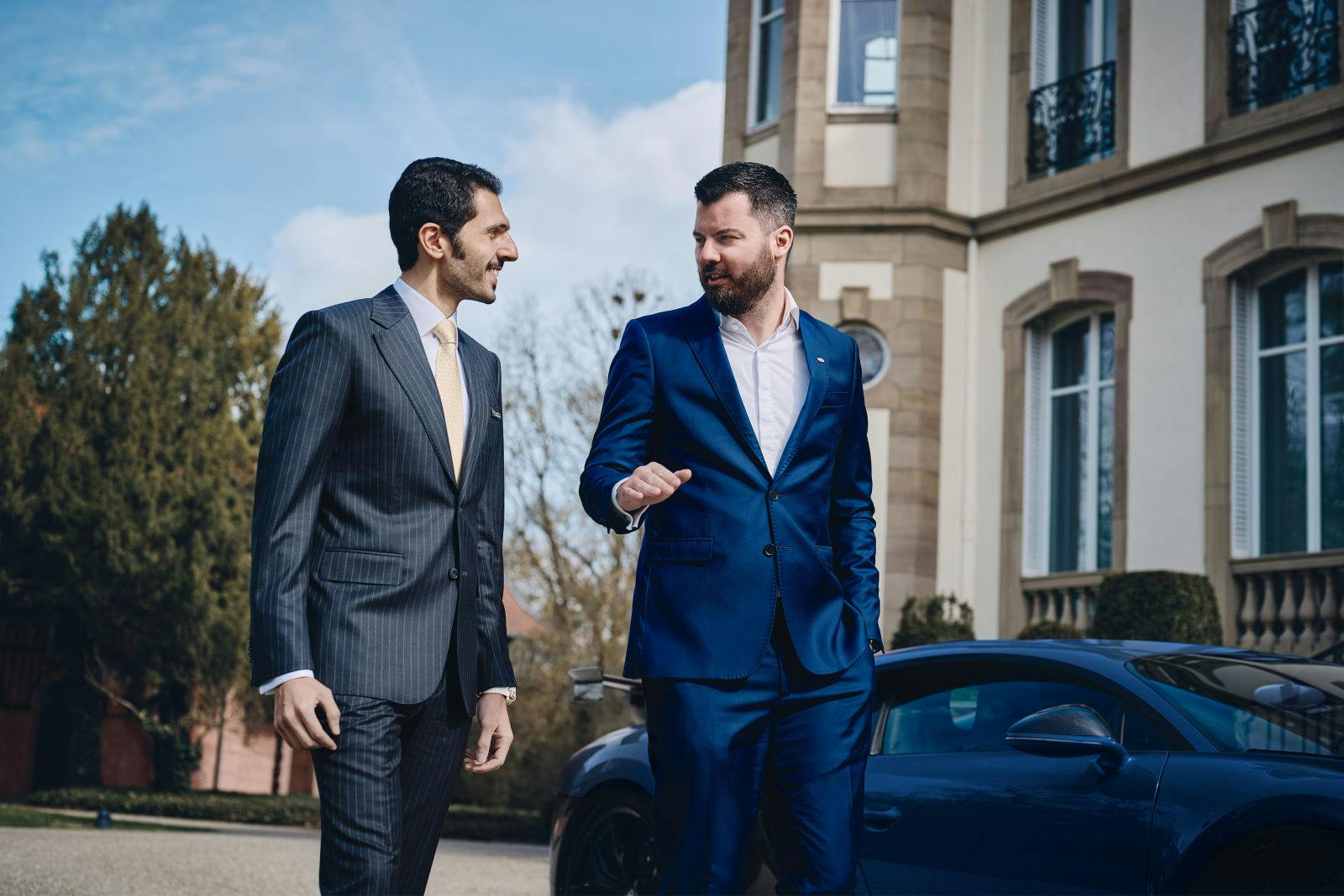 Muhammad Binghatti, CEO von Binghatti, und Mate Rimac, CEO von Bugatti Rimac, in Molsheim, um die Partnerschaft und die ersten Bugatti Residences by Binghatti in Dubai zu  besiegeln.