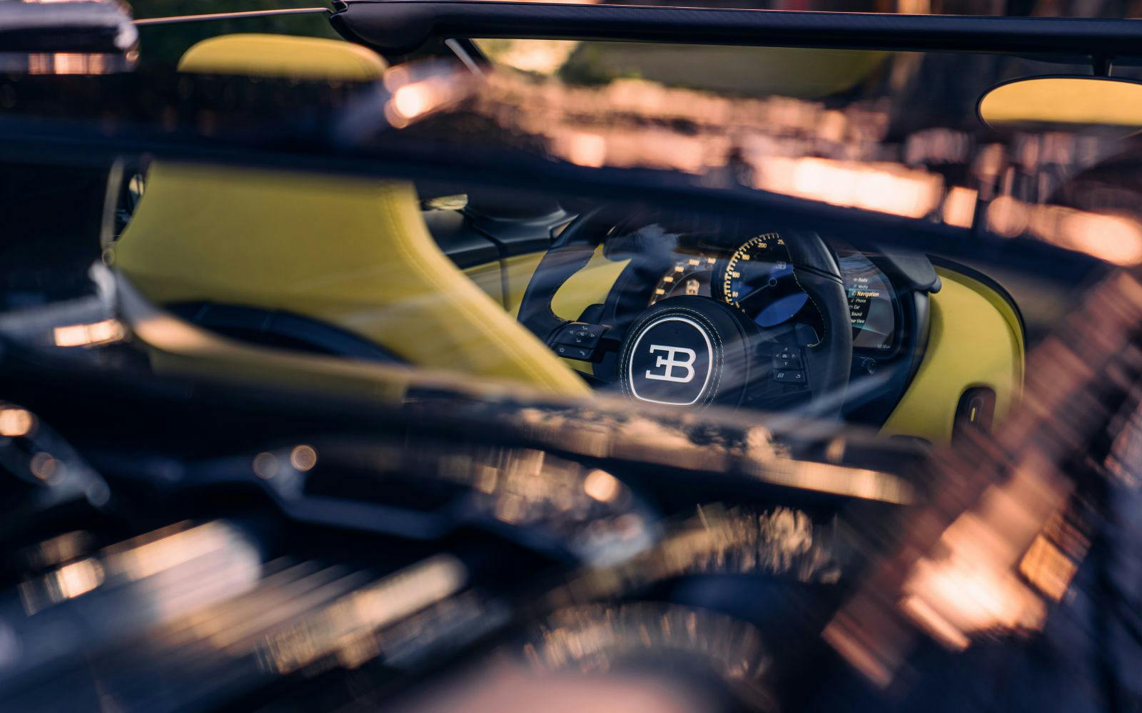 L'intérieur intemporel de la W16 Mistral se pare de jaune et noir et arbore un cuir tissé complexe.