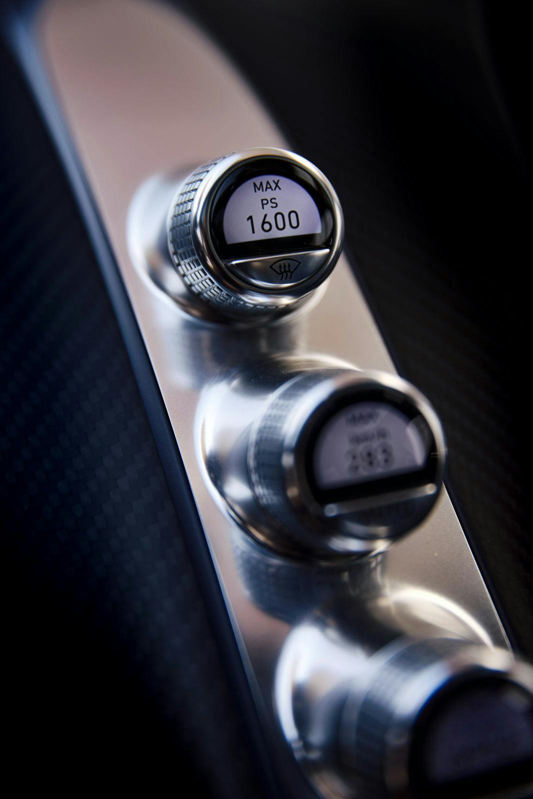 Für den Chiron Super Sport hat Bugatti den 8,0-Liter-W16-Motor gründlich überarbeitet und seine Leistung um 100 PS auf 1.176 kW/1.600 PS für eine Höchstgeschwindigkeit von 440 km/h gesteigert.
