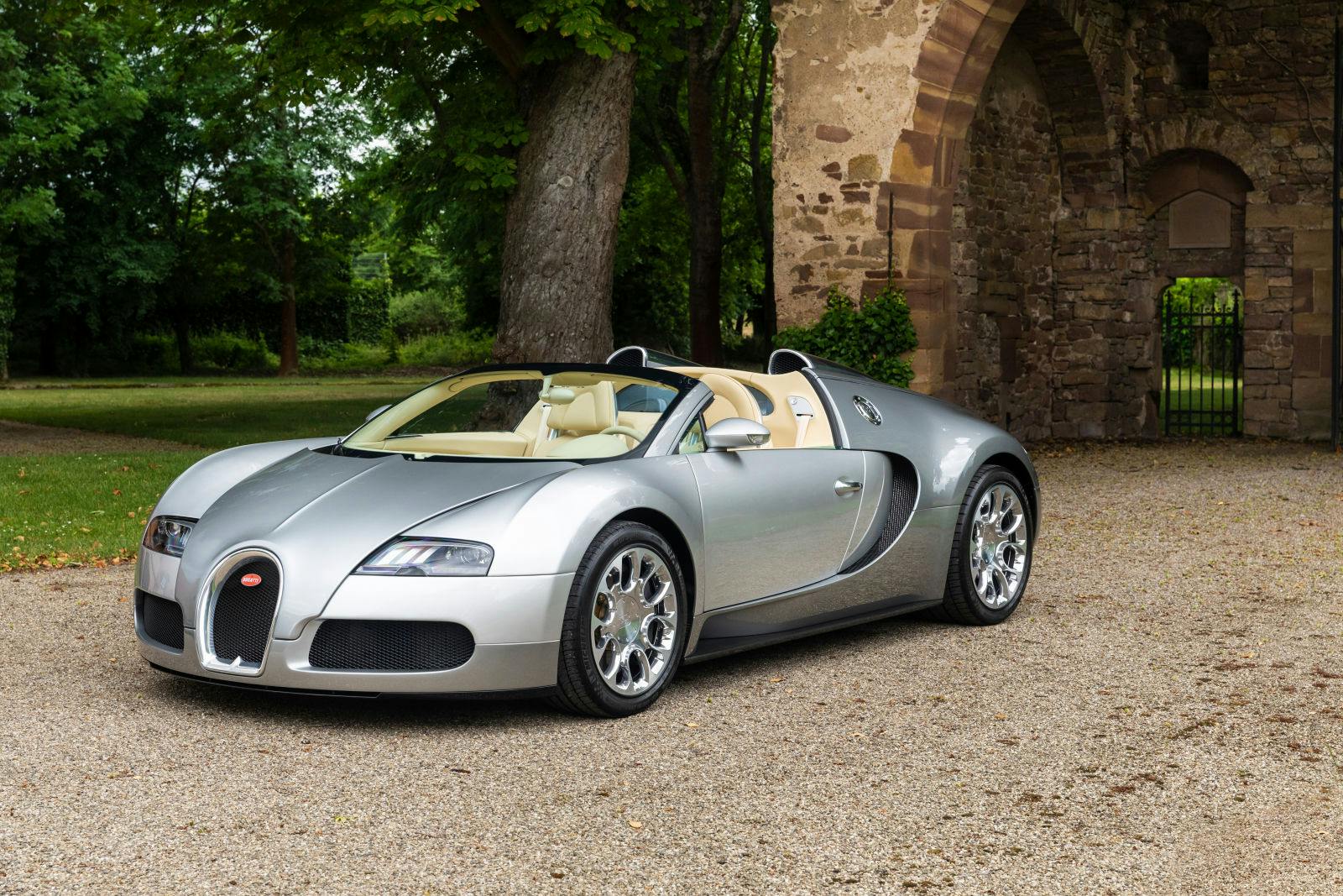 Für den Veyron Grand Sport wollte der Besitzer die Seele des Fahrzeugs bewahren, indem er den Innenraum mit subtilen Details lediglich dezent auffrischte.
