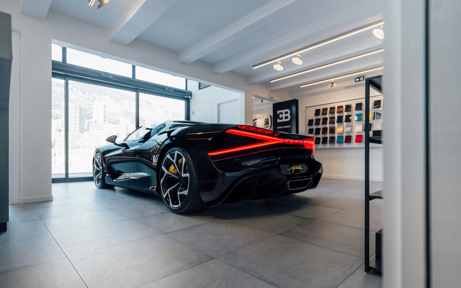 Der Bugatti Monaco Showroom wurde in Zusammenarbeit mit der Segond Automobiles-Gruppe realisiert, die seit über 35 Jahren im Fürstentum Monaco tätig ist.