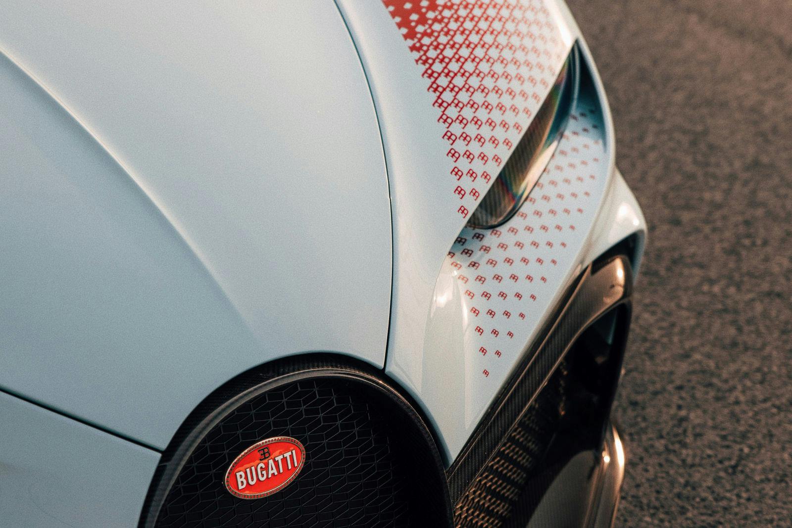 Vielen Details, die Bugatti speziell für dieses Fahrzeug erschaffen hat, sind eine Hommage an die legendären Grand-Prix-Rennwagen von Bugatti der 1920er- und 1930er-Jahre.