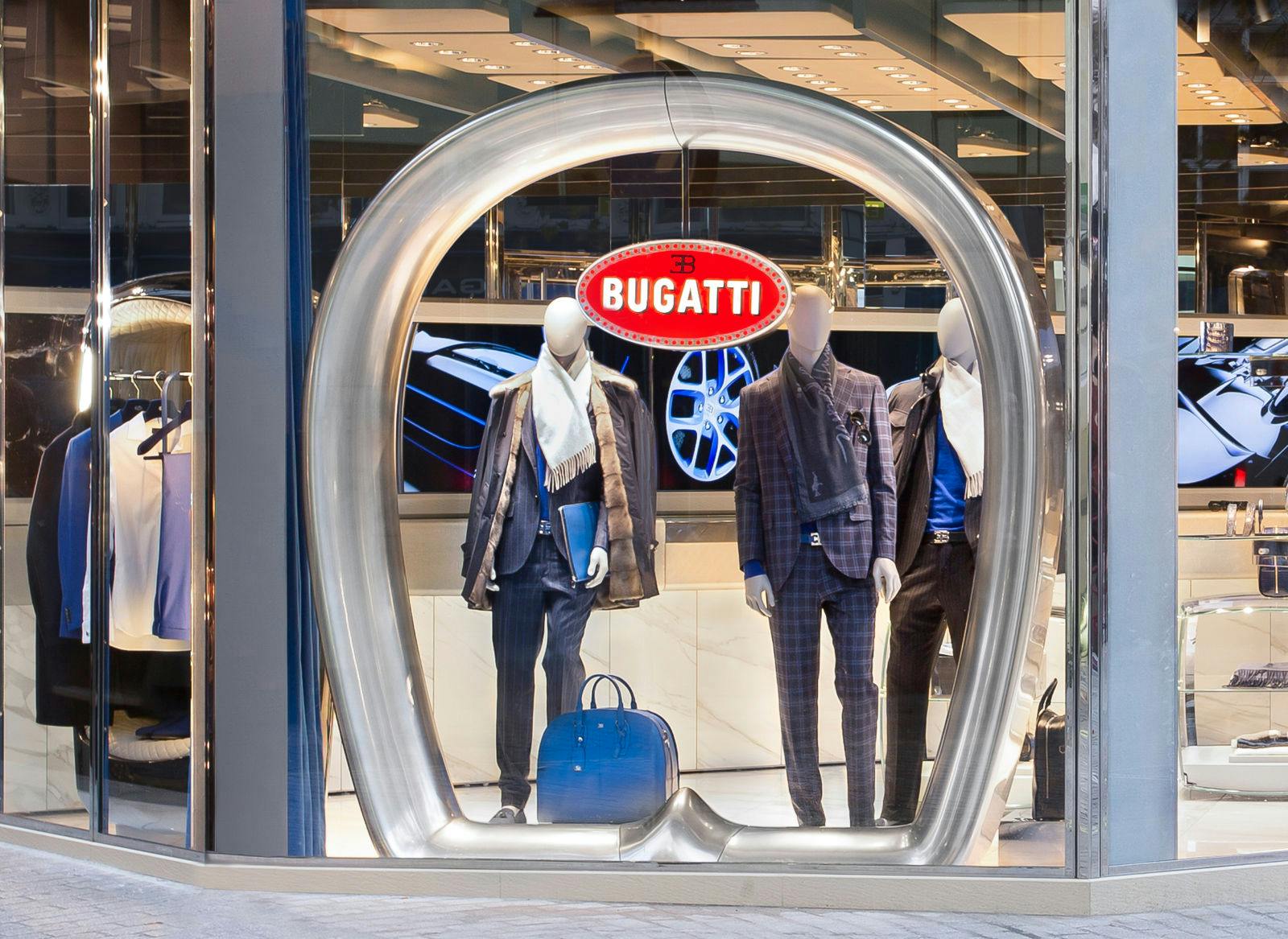 In keeping with the brand’s motto of “Art, Forme, Technique”, the new Bugatti boutique at 24-26 Brompton Road conveys Bugatti’s exceptional technical performance and the exclusive luxury of the brand. Even from a distance the three-metre aluminium arch featuring the Bugatti logo is a truly eye-catching feature. It was modelled on the most distinctive design feature of all Bugatti cars – the famous horseshoe-shaped radiator grille.