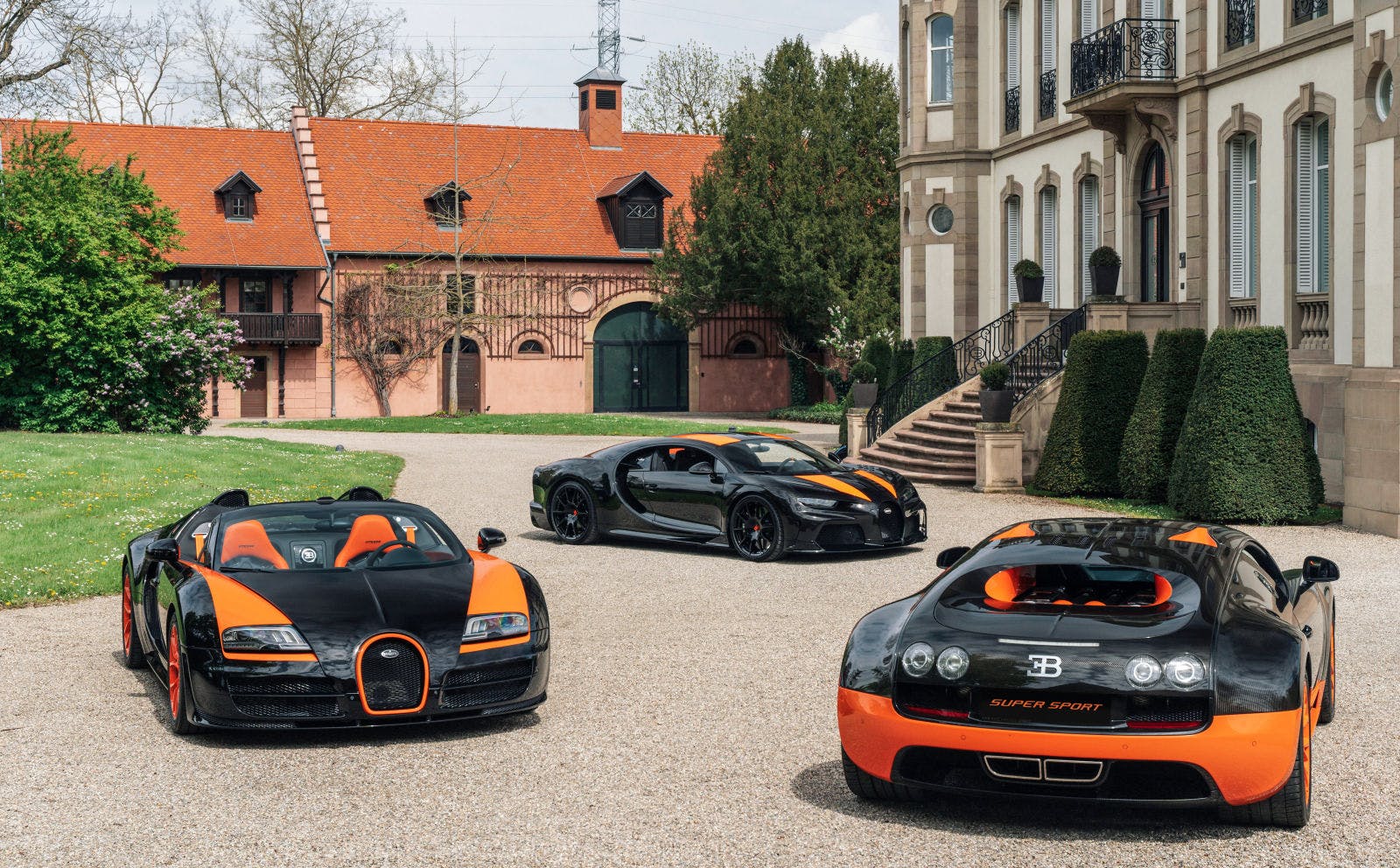 Les trois véhicules Bugatti ayant battu des records du monde de vitesse en visite à Molsheim avec leur propriétaire.