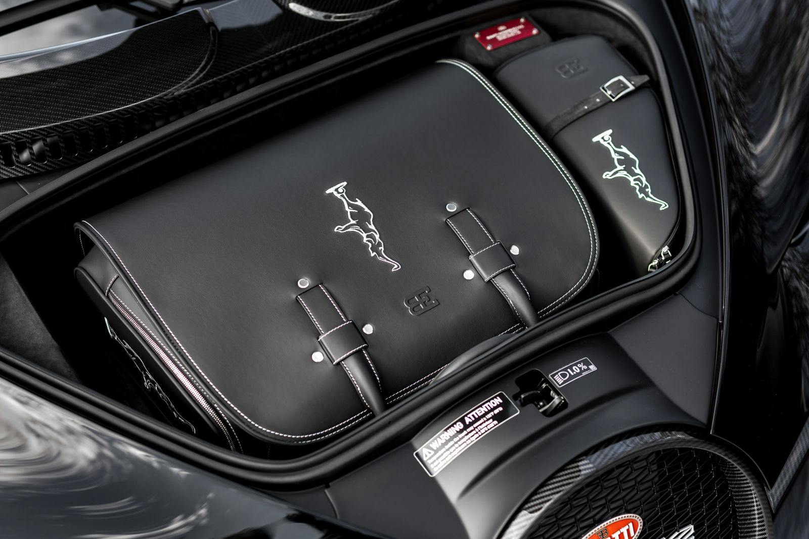 Das dreiteilige Ledertaschenset lässt sich perfekt im Bugatti Chiron verstauen – der Weekender passt optimal in den vorderen Kofferraum.