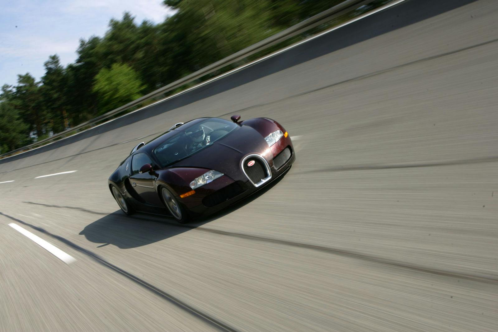 Vor 15 Jahren schafft der Bugatti Veyron 16.4 das Unmögliche: Als erstes Serienfahrzeug überhaupt durchbricht er die 400 km/h-Grenze.