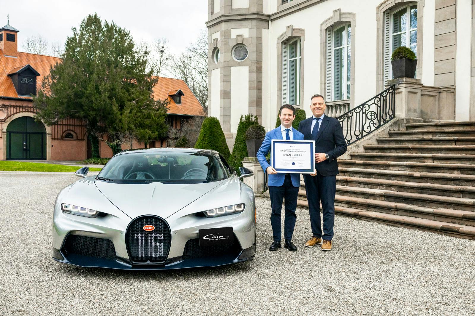 Hendrik Malinowski, Managing Director von Bugatti, würdigt Evan Cyglers Einsatz und Engagement für die Marke.