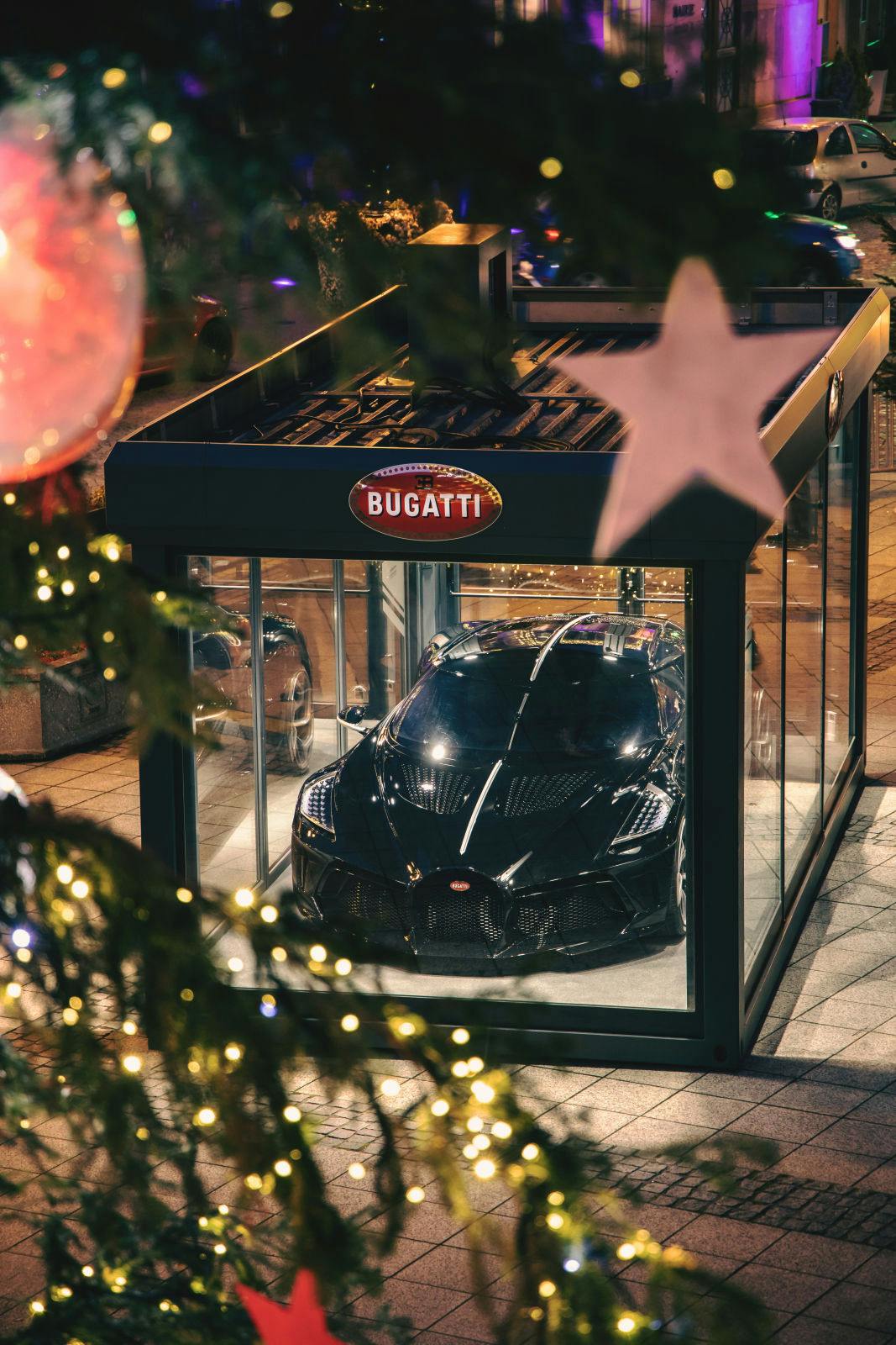 Au lieu du marché de Noël, cette année, la Bugatti La Voiture Noire est exposée sur la Place de l’Hôtel de Ville.