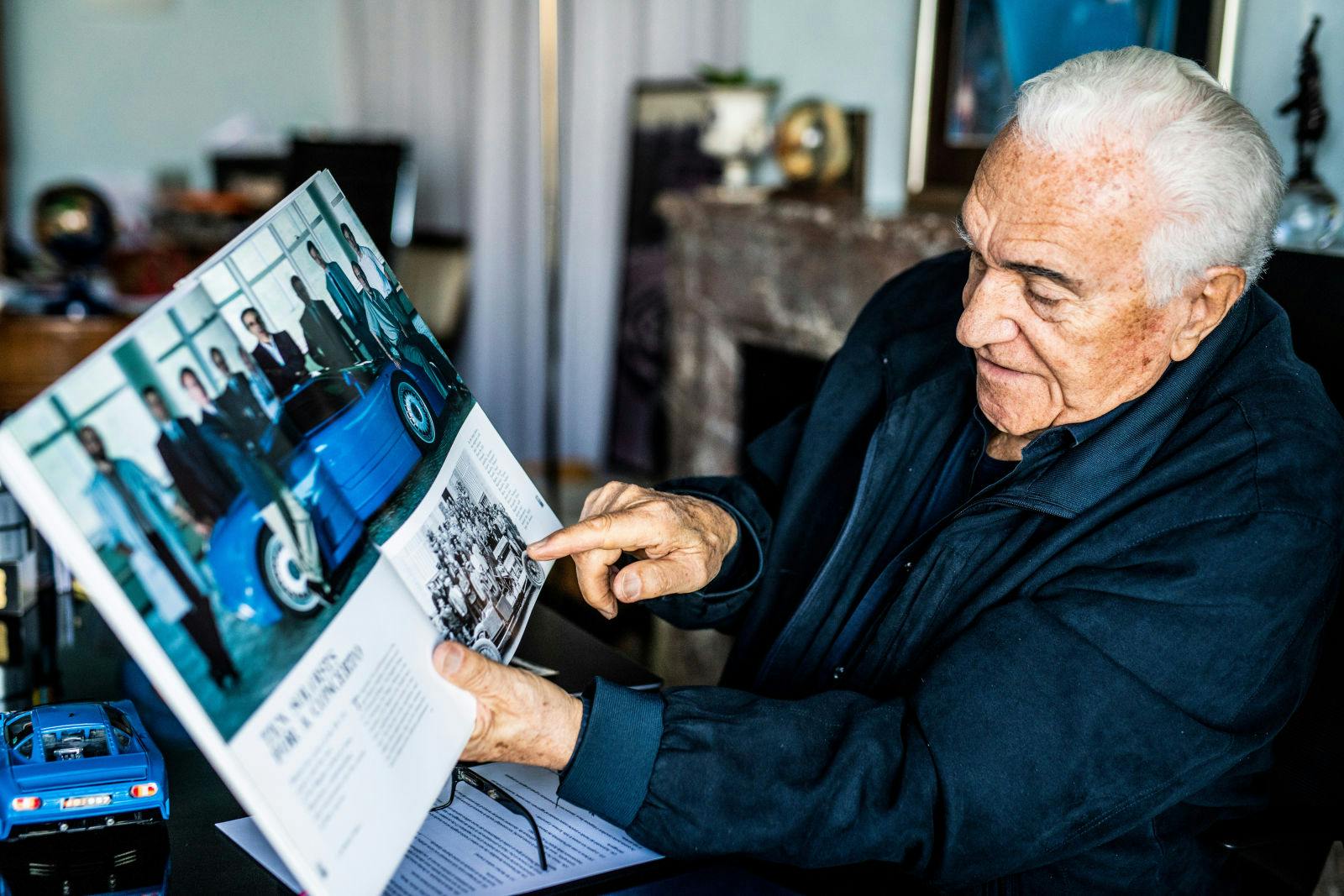 Romano Artioli dans sa résidence en Italie, partageant sa passion pour Bugatti.