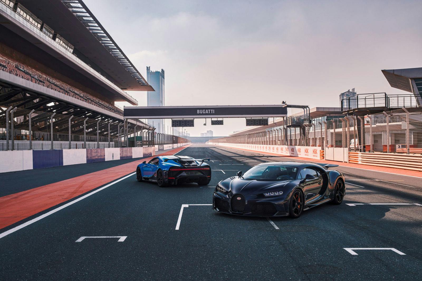 Das Bugatti Leistungsspektrum: Der Chiron Pur Sport und der Chiron Super Sport auf dem Autodrome Dubai.