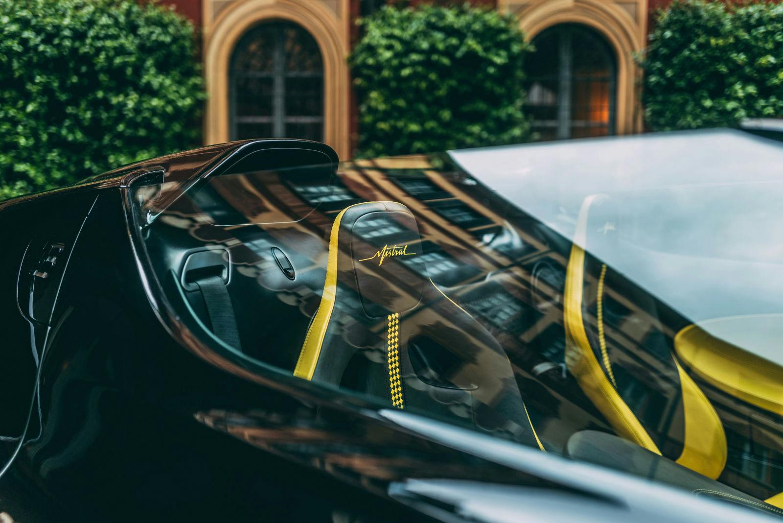 L’habitacle intérieur de la W16 Mistral s’inspire des couleurs préférées d’Ettore Bugatti : le noir et le jaune.