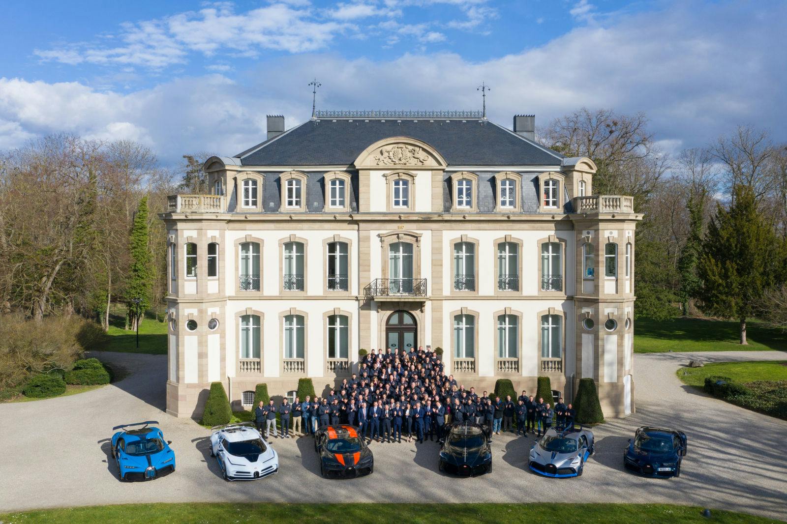 Das Bugatti Team vor Ausbruch der Covid-19 Pandemie am Stammsitz der Marke in Molsheim, Frankreich.