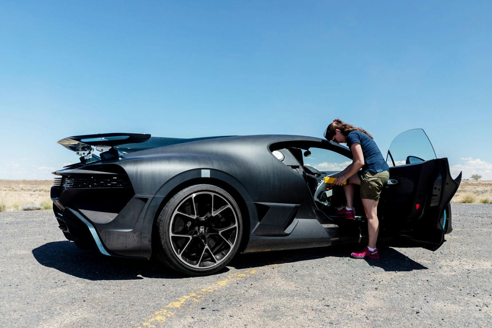 Wegen der hohen Motordrehzahl in Bugatti Hypersportwagen, muss Julia Lemke bei Testfahrten unter anderem die einwandfreie Funktion des Klimakompressors als Motoranbauteil sicherstellen.