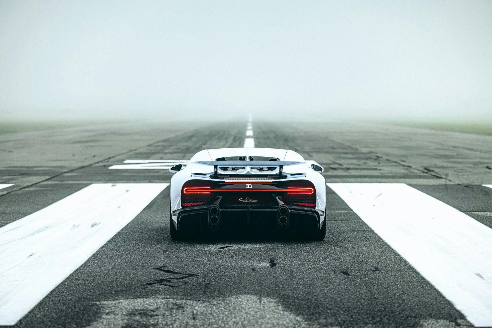 Legendäre Bugattis stehen auf dem spektakulären Flugplatz von Samedan für die ultimative Geschwindigkeitsdemonstration bereit.