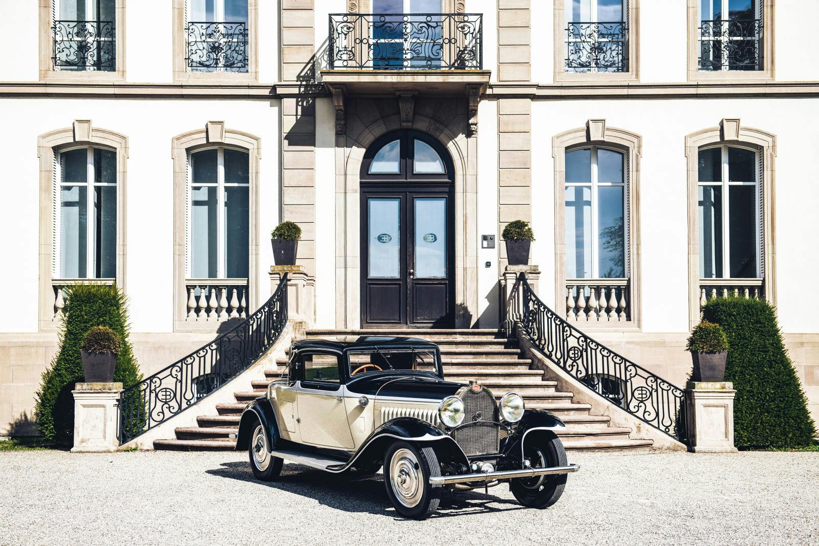 La Type 49 était l’une des voitures personnelles de Jean Bugatti et porte les initiales « JB » sur les portes.