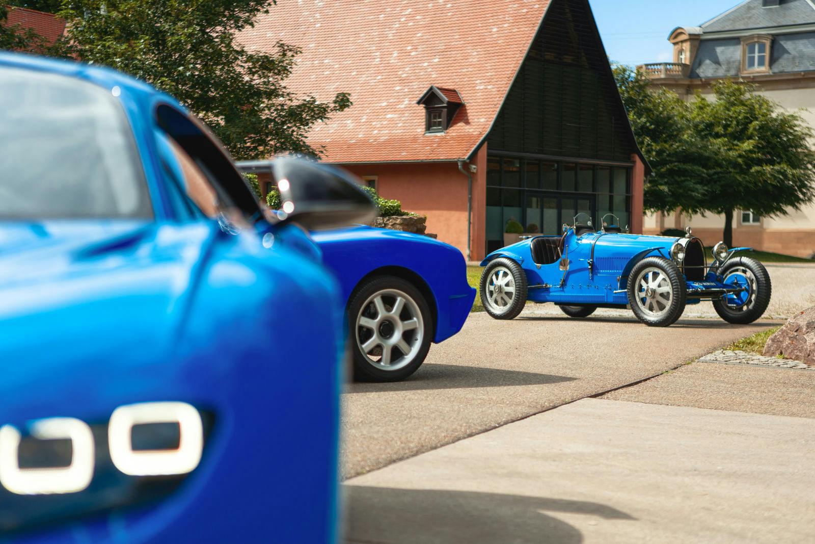 Bugatti erkundet seine Verbindung zur Farbe „French Racing Blue“ von seinen Wurzeln im Motorsport bis hin zu den exklusiven Hypersportwagen.