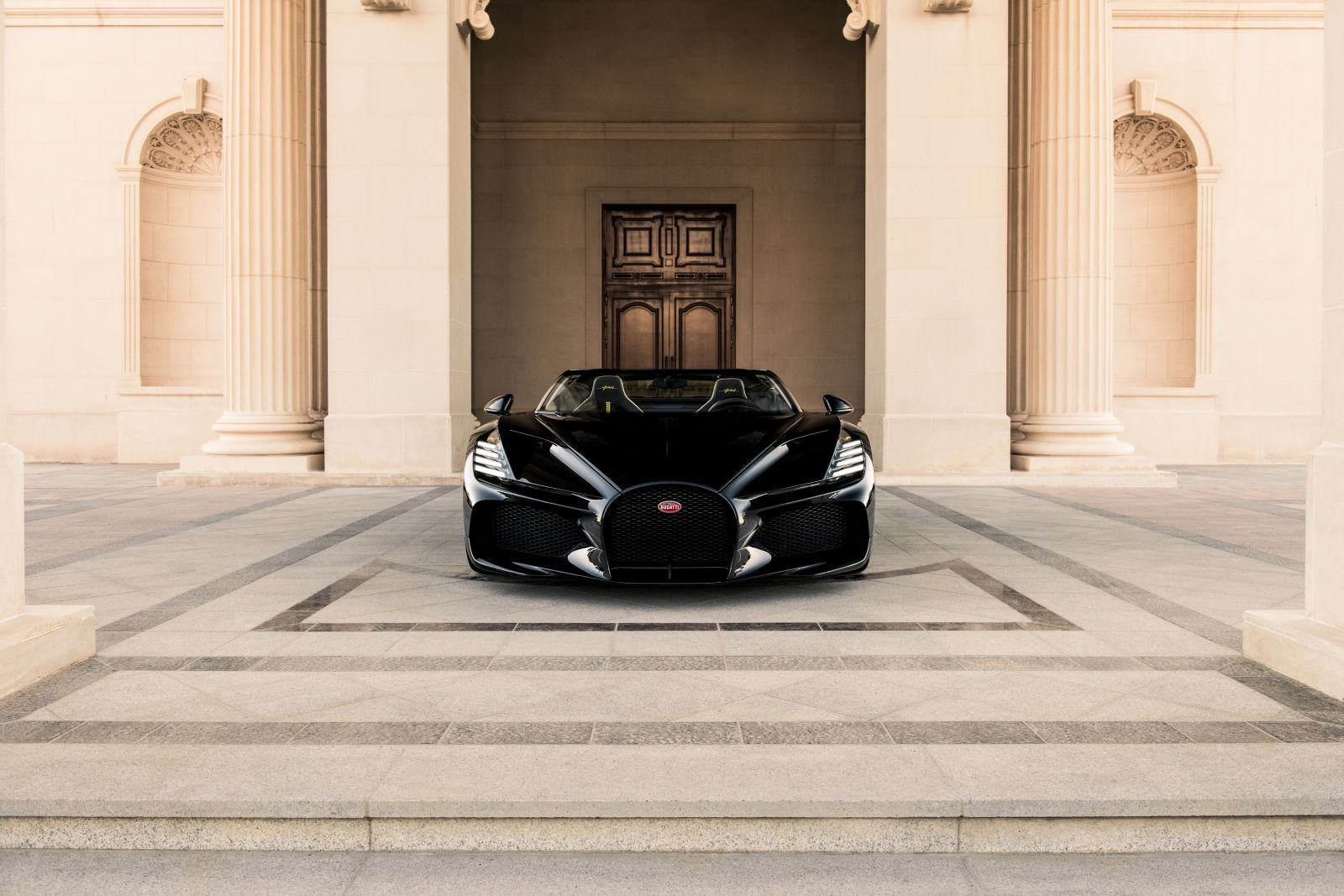 La Bugatti W16 Mistral devant l’hôtel Ritz Carlton à Riyad.