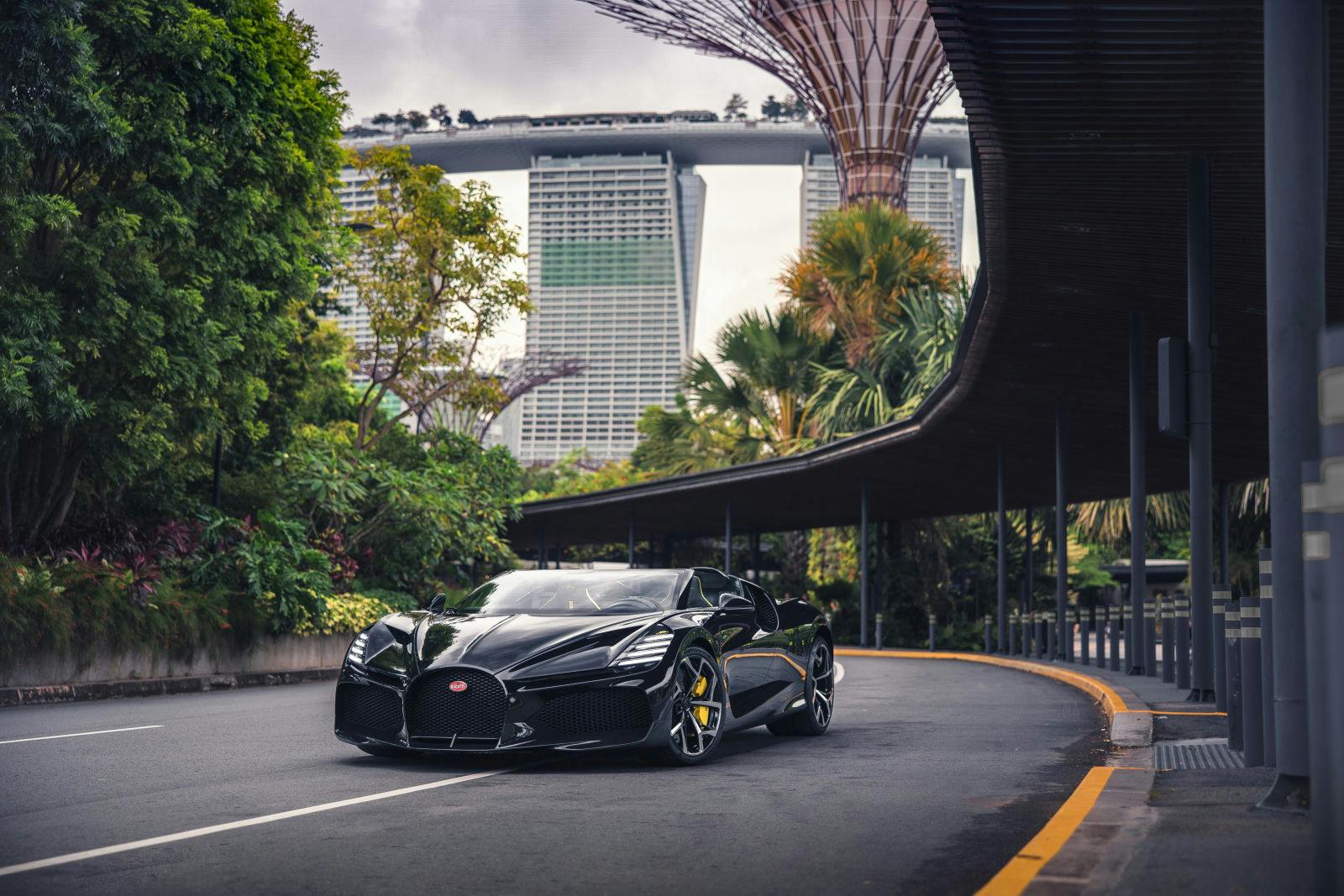 La Bugatti W16 Mistral a exploré Singapour, offrant une vue incroyable sur l’iconique hôtel Marina Bay Sands et le parc luxuriant Gardens by the Bay.