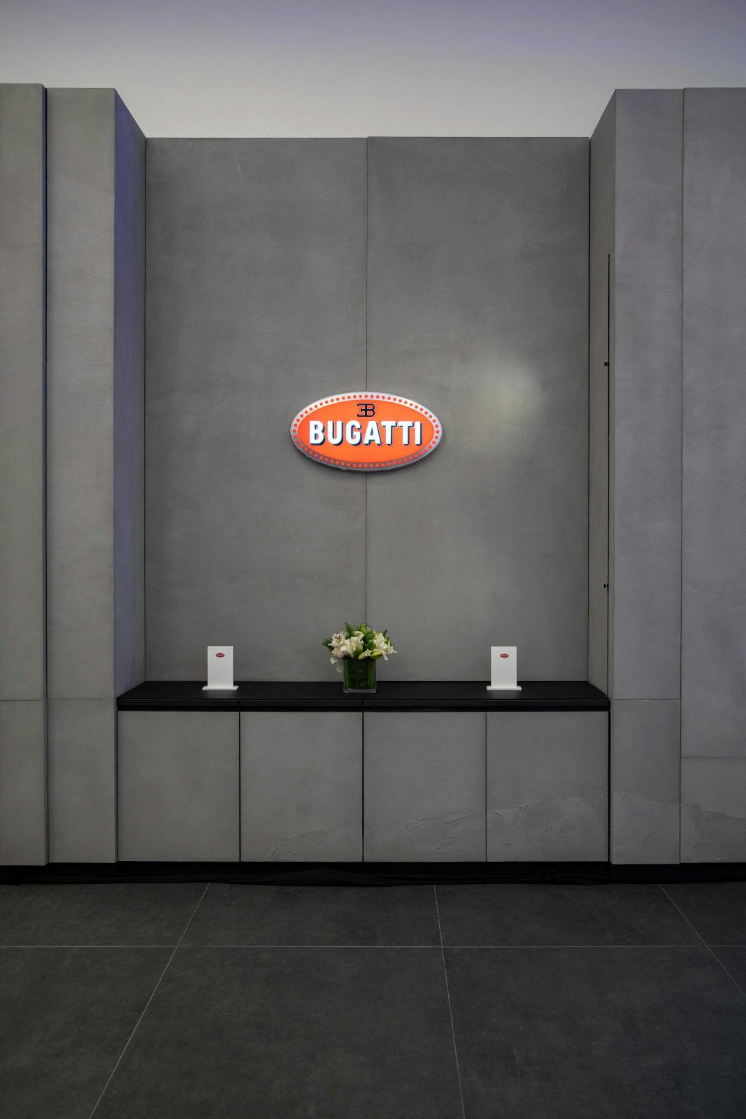 Bugatti eröffnet seinen neuen Showroom im Mittleren Osten in Riad, in Partnerschaft mit SAMACO Automotive.