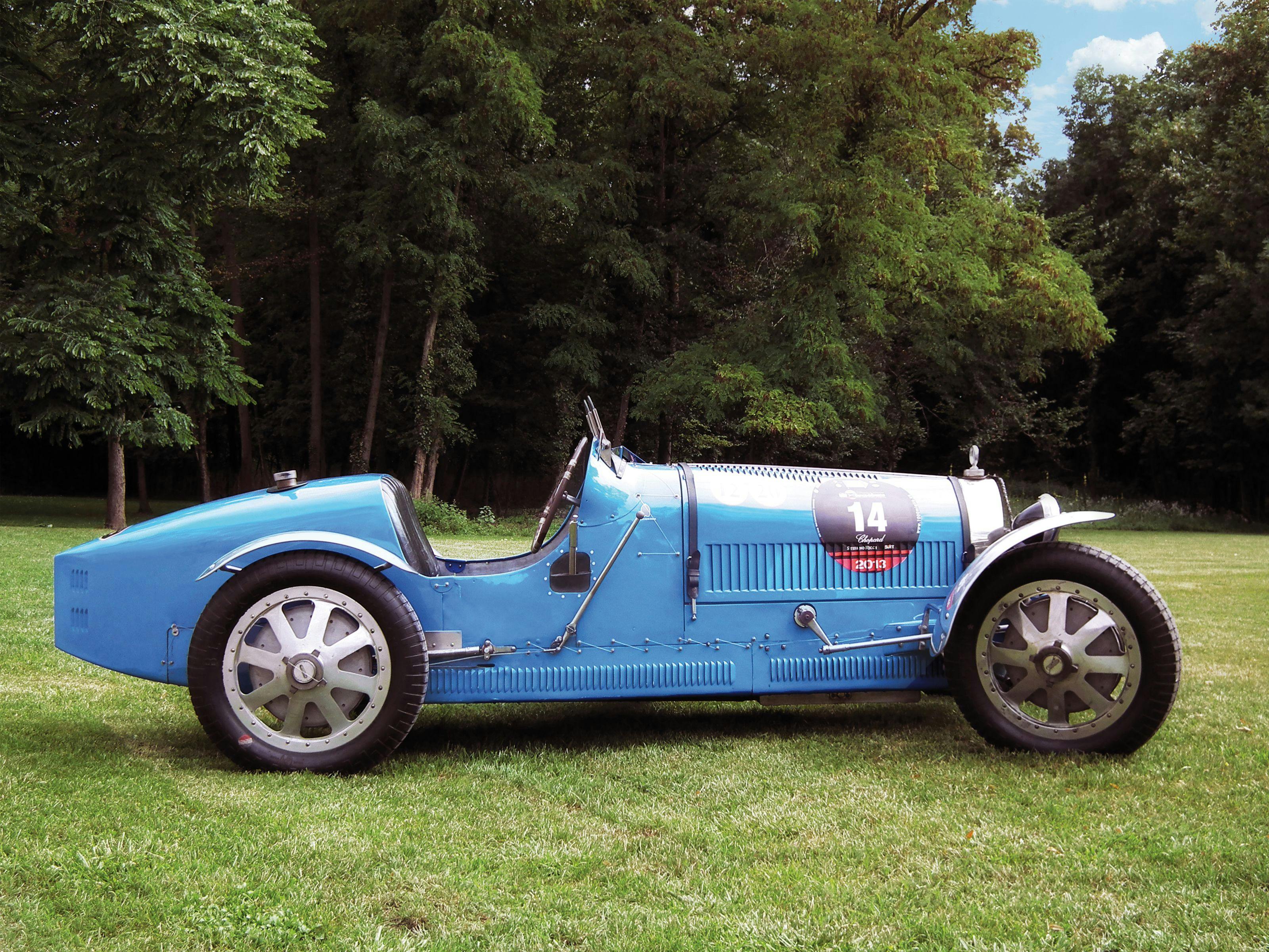 Mille Miglia 2013 : la Bugatti Type 35, l'une des voitures de compétition au palmarès le plus prestigieux de tous les temps, au départ de la course